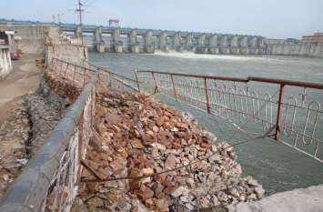 Bisalpur dam's security wall damaged बीसलपुर गोकर्णेश्वर महादेव मंदिर के सामने फिर ढही बांध की सुरक्षा दीवार
