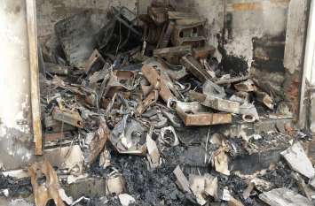 Fire In Indane Gas Agency In Bansur Alwar अलवर के बानसूर में गैस एजेन्सी मे आग से हुआ लाखों का नुकसान, सामने आई यह बड़ी लापरवाही