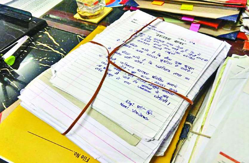 स्वच्छता संदेश लिखे पत्रों की लुगदी से आकार लेगी गांधी प्रतिमा स्वच्छता संदेश लिखे पत्रों की लुगदी से आकार लेगी गांधी प्रतिमा