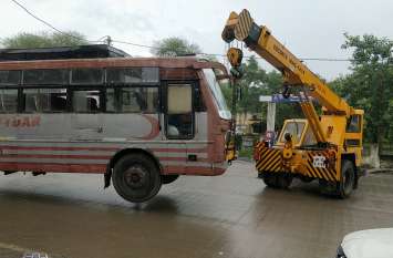 The death of a minor in an accident, pressing on the bus, people takin बस के नीचे दबा रहा नाबालिग और लोग मौके पर लेते रहे सेल्फी, मौत
