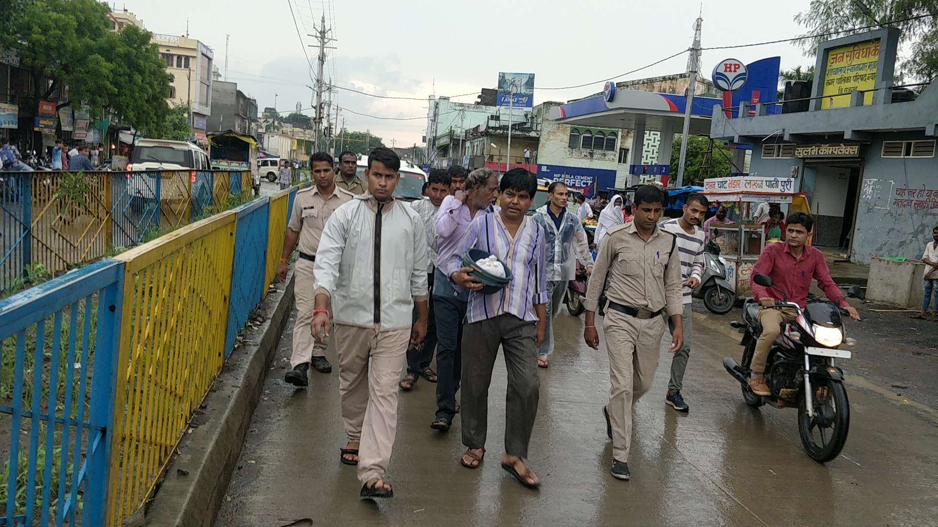सटोरियों का एबी रोड पर निकाला जुलूस, पुलिस ने उनसे बुलवाया- सट्टा खेलना पाप है, और फिर जो हुआ देखें वीडियो