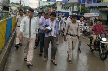 A procession was taken out of the bookies on AB Road, the police calle सटोरियों का एबी रोड पर निकाला जुलूस, पुलिस ने उनसे बुलवाया- सट्टा खेलना पाप है, और फिर जो हुआ देखें वीडियो