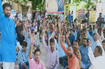 Khand Vikas Adhikari told donkey to teachers बीडीओ ने शिक्षकों से आखिर ऐसा क्या कह दिया कि मांगनी पड़ गई माफी