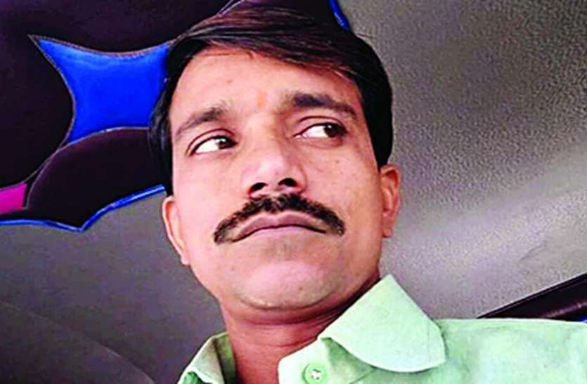 सनसनीखेज : हत्याकांड के मुख्य गवाह की आंखों में मिर्च झोंकी और चाकू से गोद-गोदकर मार डाला सनसनीखेज : हत्याकांड के मुख्य गवाह की आंखों में मिर्च झोंकी और चाकू से गोद-गोदकर मार डाला