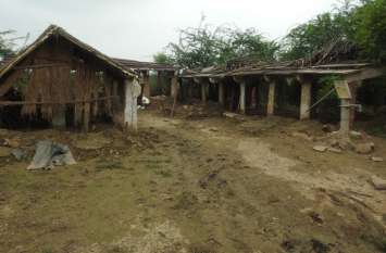 Scattered shelter, waste crop बिखरा आशियाना, उजड़ी फसल