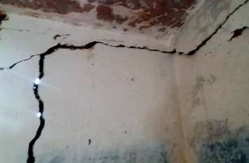 What would happen if the roof of Collector Uncle's school fell on us? कलेक्टर अंकल स्कूल की छत हमारे ऊपर गिरी तो क्या होगा