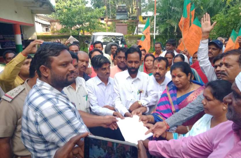 Strike out for the problems of farmers, rally organized किसानों की समस्याओं को लेकर दिया धरना, निकाली रैली