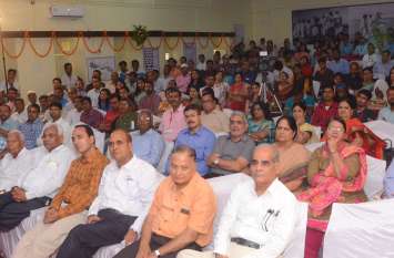 Professor said in the conference, Gandhi's criticism is also necessary सम्मेलन में बोले प्रोफेसर, गांधी की आलोचना भी जरूरी