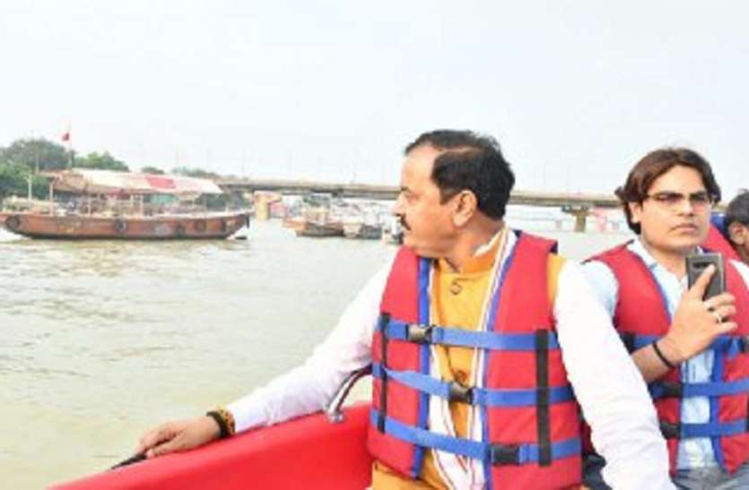 Deputy C M Keshav Maurya got out boat to meet flood victims उफानाई गंगा में नाव से निकलने उपमुख्यमंत्री केशव प्रसाद मौर्या ,बाढ़ पीडितो से की मुलाक़ात