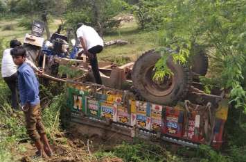 Illegal gravel mining in bhilwara घनी आबादी में दौड़ रहे हैं बजरी भरे ट्रैक्टर, आगे निकलने की होड में कर बैठे हादसे