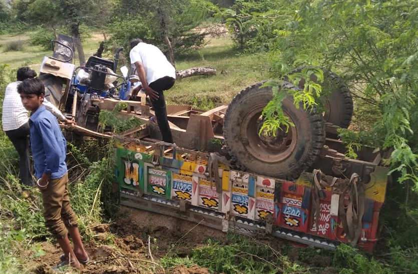 Illegal gravel mining in bhilwara घनी आबादी में दौड़ रहे हैं बजरी भरे ट्रैक्टर, आगे निकलने की होड में कर बैठे हादसे