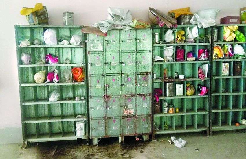 वर्षों से लॉकर में बंद अस्थियों को ‘अपनों का इंतजार’, अब चूहे कुतरने लगे पोटलियां