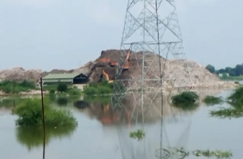garbage dumping ground drown in flood in Varanasi बाढ़ से बनारस के लिए आयी नयी परेशानी, शहर से गंदगी साफ करना हो जायेगा कठिन