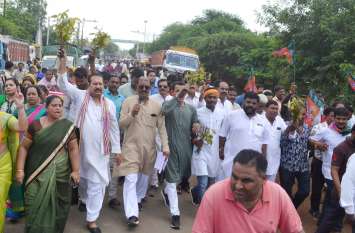Neemuch BJP News बर्बाद फसल के पौधे हाथ में लेकर किसान व भाजपाई ने किया पदर्शन