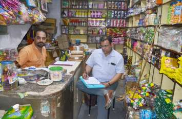 Neemuch me milawatkhoro par karvai पैकिंग पैकेट में कैसा जहर दे रहे बच्चों को पढ़े....