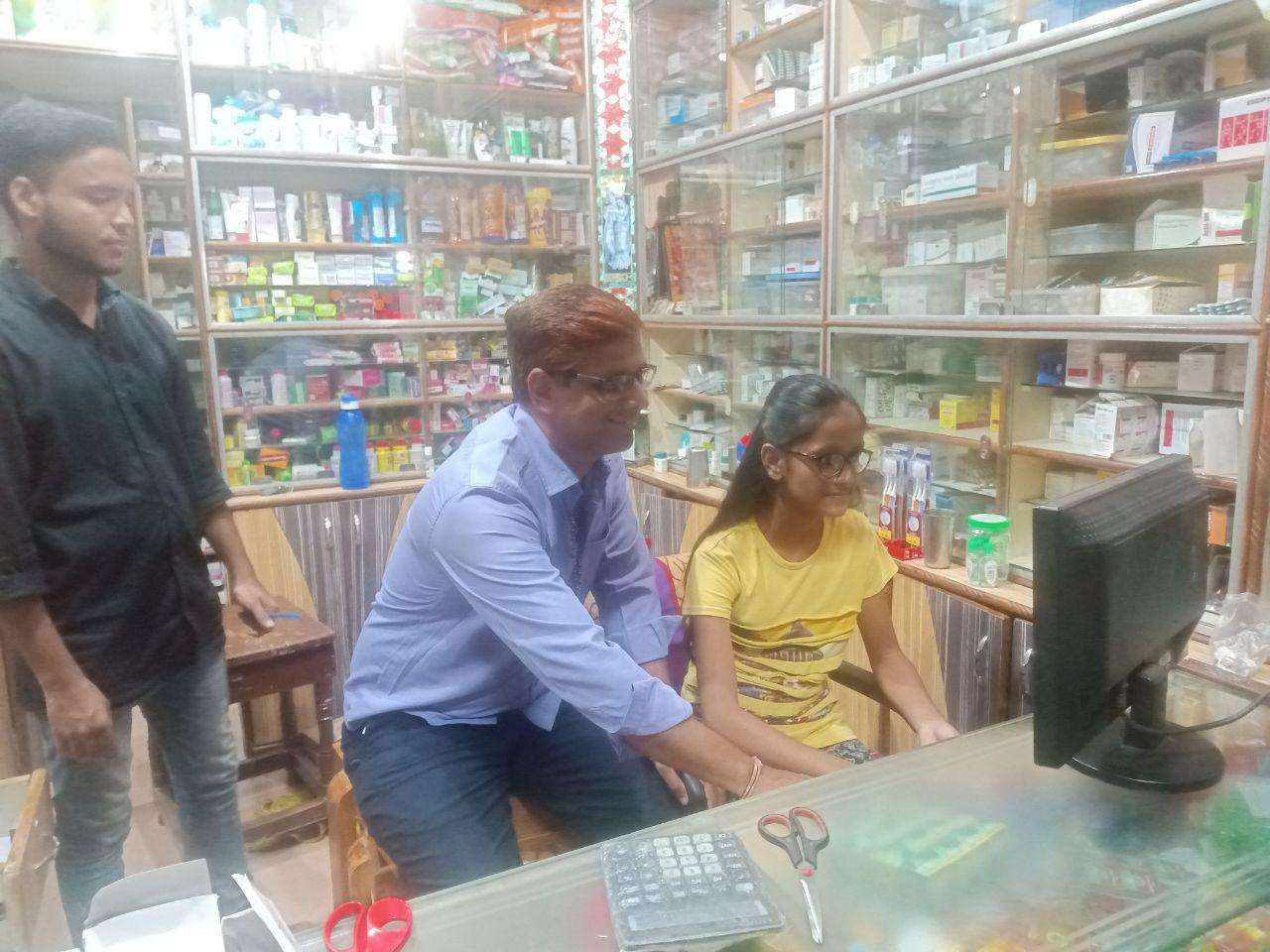 बेटियां पहुंची पिता के प्रतिष्ठान और कार्यालय, पिता के स्थान पर बैठकर सीखे यह गुर