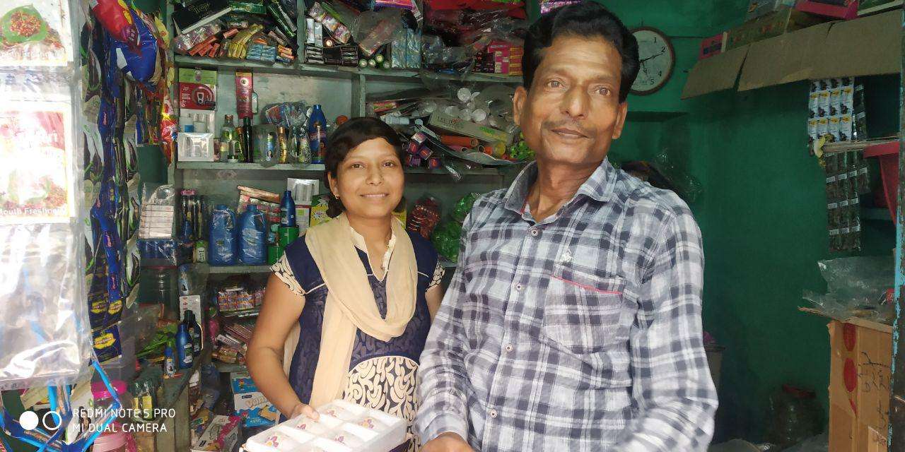 बेटियां पहुंची पिता के प्रतिष्ठान और कार्यालय, पिता के स्थान पर बैठकर सीखे यह गुर