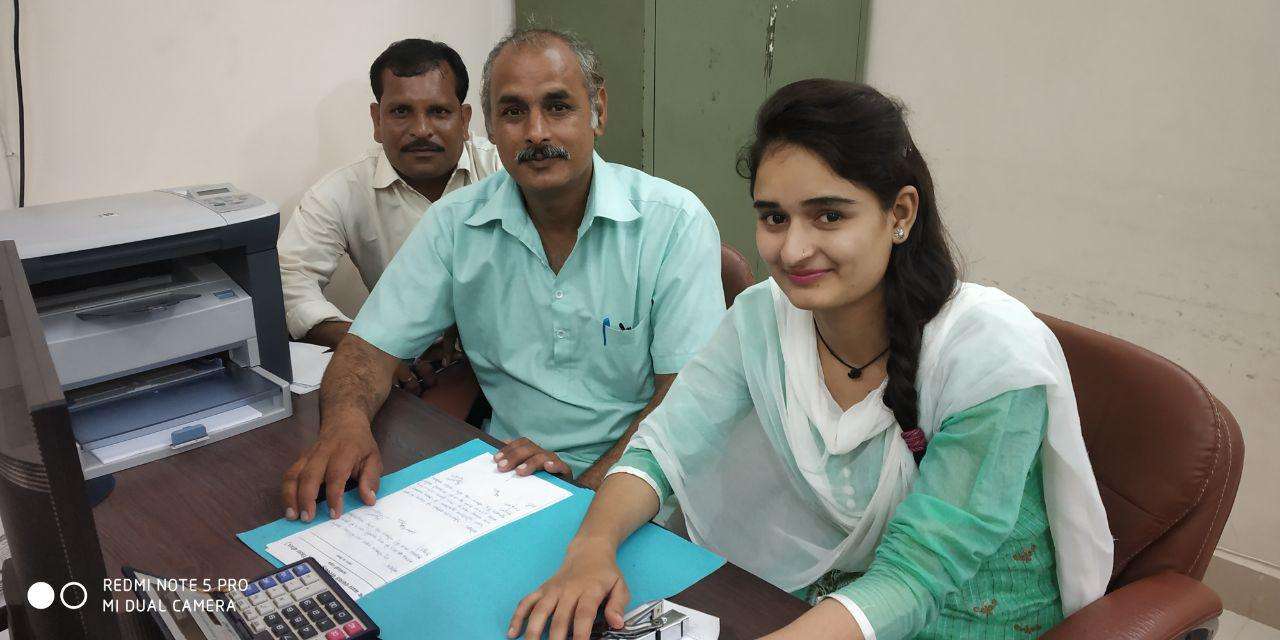 बेटियां पहुंची पिता के प्रतिष्ठान और कार्यालय, पिता के स्थान पर बैठकर सीखे यह गुर