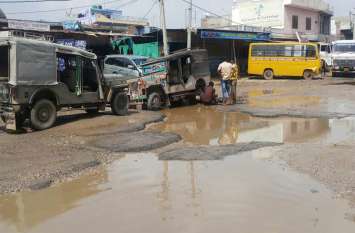 Roads injured due to rain बरसात से सडक़े हुई जख्मी, दो विभागों के बीच फंसा सडक़ मरम्मत कार्य