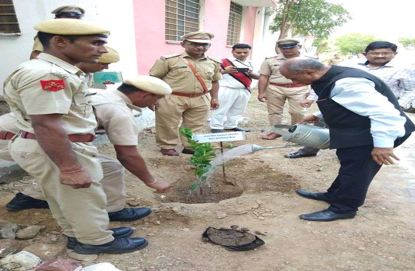 The Chairman of the Prison Reforms Committee inspected the Ajmer Centr जेल के बंदियों को समाज की मुख्यधारा में लाने के प्रयास : रॉय
