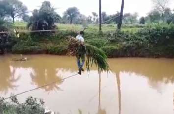 Live Video: In this district of Madhya Pradesh, no bridge, way, cross Live Video: मध्यप्रदेश के इस जिले मेंं पुल न रास्ता, रस्सी के सहारे दरिया पार
