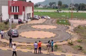 RTO rush for license इस वजह से आरटीओ में लगी लाइसेंस बनवाने वालों की भीड़
