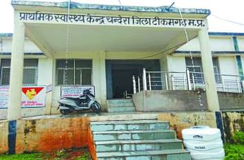 relatives of patients wandering around drinking water हैंडपंप खराब, टंकी में भर रहा बारिश का पानी पेयजल के भटक रहे मरीजों के परिजन