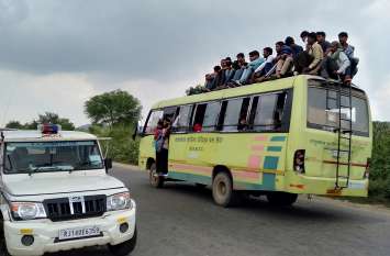 Overload bus under police's nose, did not even bother to stop the acti पुलिस की नाक तले से गुजरी ओवरलोड बस, कार्रवाई दूर रोकने तक की नहीं उठाई जहमत