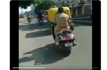 Traffic rule violation, people sharing video on social media Watch Video: अब इनका क्या करें... बताओ कितने का कटेगा चालान