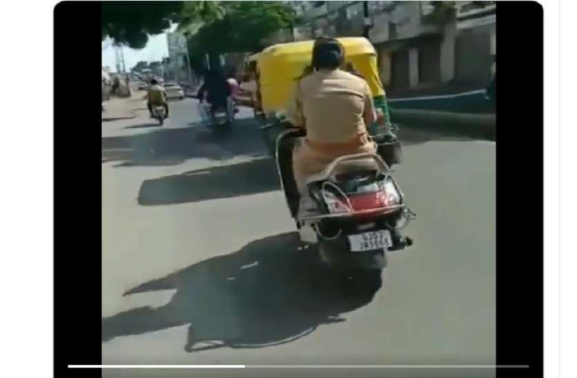 Watch Video: अब इनका क्या करें... बताओ कितने का कटेगा चालान Watch Video: अब इनका क्या करें... बताओ कितने का कटेगा चालान