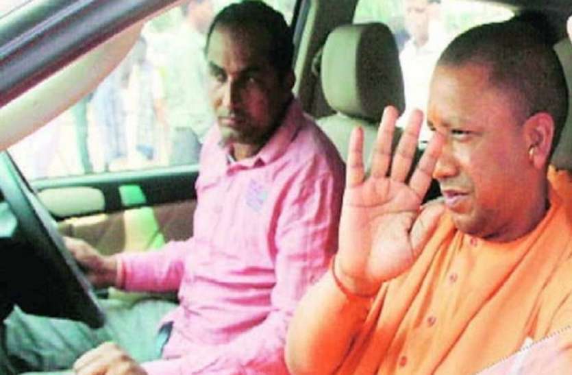 जब अचानक कलक्ट्रेट पहुंचे सीएम योगी, वकीलों ने लगाए नारे जब अचानक कलक्ट्रेट पहुंचे सीएम योगी, वकीलों ने लगाए नारे