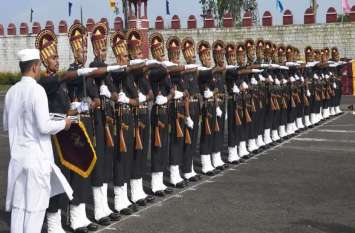 Passing out parade at Mahar Regiment Center अंतिम पग से गुजरते ही भारतीय सेना के अंग बने 86 जवान, अपनों की आंखों में खुशी के आंसू छलके पासिंग आउट परेड में जवानों ने की कदमताल