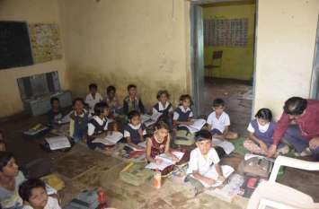 Government Middle School Razakheri स्कूल की छत से टपक रही लापरवाही, गीली जमीन पर बैठकर भविष्य संवार रहे नौनिहाल