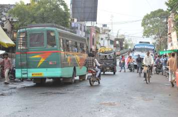Damoh Bus News: Bus stop not fix in damoh स्टैंड से रवाना होने के 20 से 25 मिनट बाद बसें पहुंच पातीं हैं शहर के बाहर