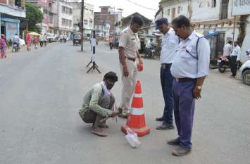 Damoh traffic: Yatayat police changing something in city यातायात सुधार के लिए सड़कों के बीचों बीच लगाए जा रहे ट्राफिक कोन