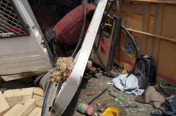 road accident in seoni news दो ट्राला, एक कंटेनर में टक्कर, पास खड़ा आटो आया चपेट में