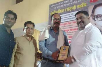 khumar barabankvi shayari program in Barabanki 100वें जन्मदिवस पर याद किये गए खुमार बाराबंकवी, शायरों के कलाम से रंगीन हुई शाम