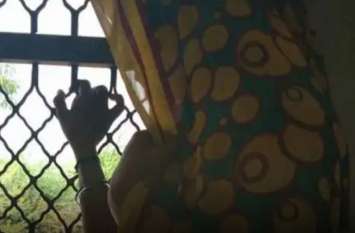 Husband given the teen talak in sitapur पति ने शादी के बाद पत्नी से की अजीब डिमांड, पत्नी ने किया मना तो पिटाई के बाद घर से निकाला बाहर और फिर फोन पर कर दिया यह काम, मचा हड़कंप