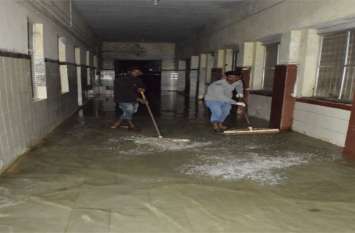 Rain water filled in wards in private rooms where pain-related materni प्रायवेट रूम जहां ऑपरेशन के बाद दर्द से कराहती प्रसूताएं भर्ती थीं, उन वार्डों में भरा बारिश का पानी