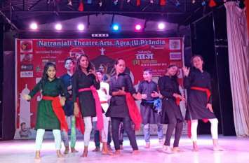 International Taj drama festival Save water Save Energy Save Yamuna छोटे बच्चों ने नाट्य प्रस्तुति करके दिया बड़ा संदेश, देखें वीडियो