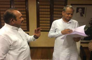 rajendra solanki and ashok gehlot meet निकाय चुनाव जीतने हैं तो शहर की समस्याएं दूर करनी होंगी