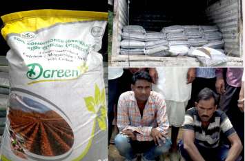 Two youths beat up on suspicion of selling fake manure नकली खाद बेचने के शक में दो युवकों की हुई धुनाई, कट्टों से भरा ट्रक व युवकों को घाड़ पुलिस को सौंपा
