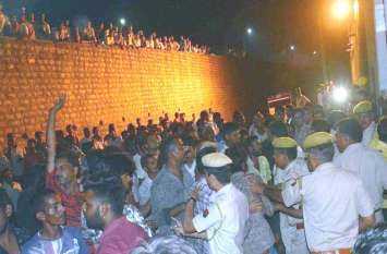 Kanchan Process House, bhilwara प्रोसेस हाउस के बाहर शव रख कर देर रात तक नारेबाजी