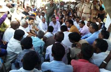 Deadlock broken after 31 hours, family members took dead body 31 घंटे बाद गतिरोध टूटा, परिजनों ने उठाए शव
