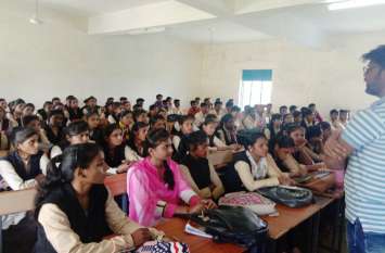 Jila Panchayat CEO teaches students at Tilak College VIDEO: तिलक कॉलेज पहुंचे जिला पंचायत मुख्य कार्यपालन अधिकारी, बच्चों को पढ़ाया, सोशल मीडिया को लेकर कही बड़ी बात