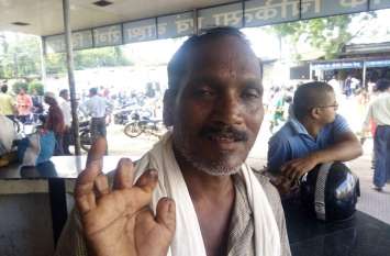 Cheating: Security guards looted money by divyang, watch video Cheating: सुरक्षा गार्ड ने दिव्यांग से ठगी कर लूटे पैसे, देखें वीडियो