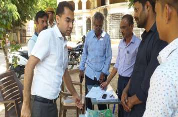 District Collector gave notice to 10 BLOs found absent in the camp जिला कलक्टर ने शिविर में अनुपस्थित मिले 10 बीएलओ को दिए नोटिस