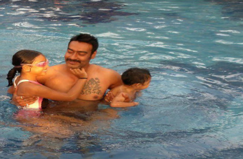 Daughters: Bollywood Stars share pic of Their Daughters with message डॉटर्स डे: बॉलीवुड स्टार्स ने बेटियों के लिए लिखे स्पेशल मैसेज, तस्वीरों के जरिए उड़ेला प्यार