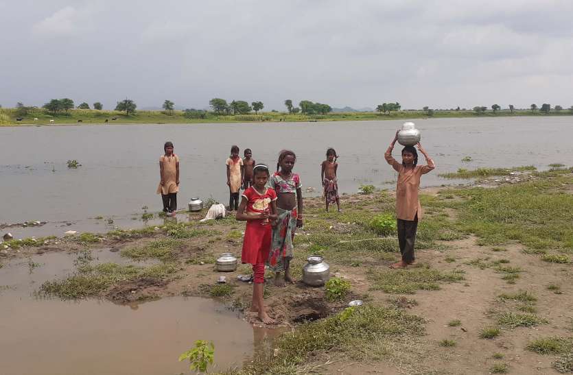 You will get water if you adopt wild methods इस बस्ती में जंगली तरीका अपनाओगे तो मिलेगा पानी