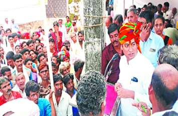 MP Govt at your door step पहले अधिकारियों को मंच पर बुलाकर पूछे ये प्रश्न,फिर दिए ये खास निर्देश
